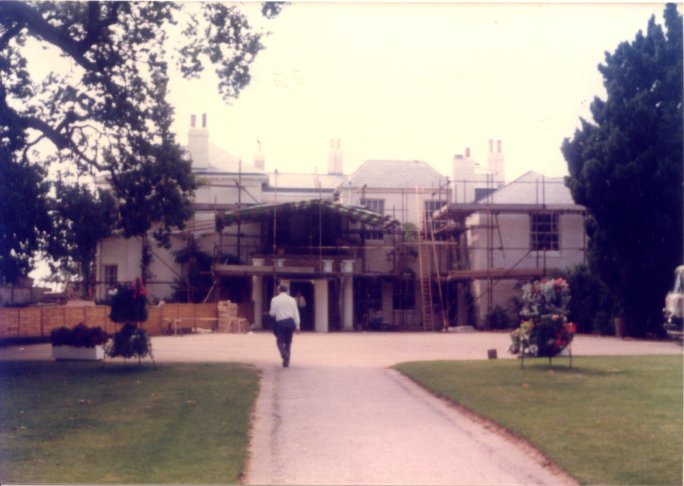 ラッセルが３～18歳まで暮らした、ペンブローク・ロッジ（Pembroke Lodge）の正面（拡大写真）