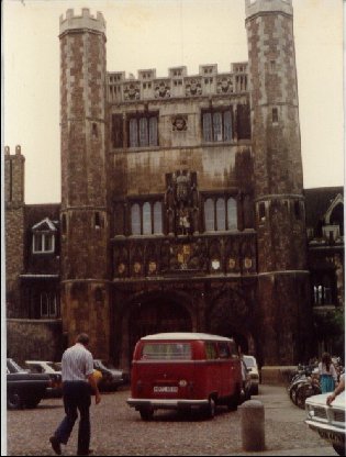 バートランド・ラッセルが18歳の時入学した Cambrdige 大学 Trinity Colledge の正門