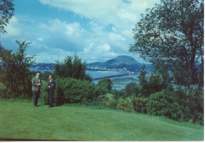 バートランド・ラッセルが晩年に住んだプラス・ペンリンの自宅の庭：写っているのは、ラッセルの秘書のファーレイと吉野源三郎