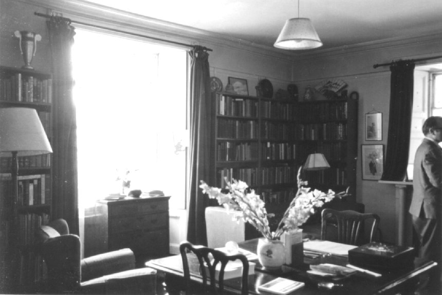 バートランド・ラッセル（Bertrand Russell）のプラス・ペンリンの自宅の書斎（拡大写真）