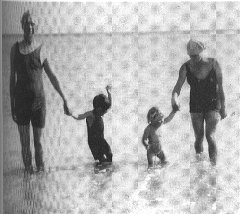 海水浴中のバートランド・ラッセル一家(1925年夏)