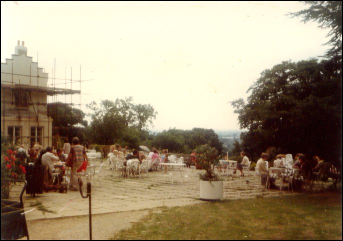 ラッセルが18歳まで住んだ Pembroke Lodge の庭の画像（松下が1980年に撮影したもの）