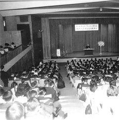 朝日新聞の朝日講堂で開催されたバートランド・ラッセル生誕記念講演会の聴衆